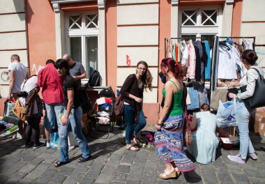 TIMISOARA, ROMANIA - 27 Nisan 2013: Şehir merkezinde düzenlenen serbest piyasa değişimine katılan insanlar