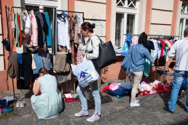 TIMISOARA, ROMANIA - 27 Nisan 2013: Şehir merkezinde düzenlenen serbest piyasa değişimine katılan insanlar