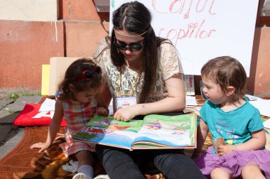 TIMISOARA, ROMANIA - 27 Nisan 2013: Şehir merkezinde düzenlenen serbest piyasa değişimine katılan insanlar