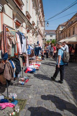 TIMISOARA, ROMANIA - 27 Nisan 2013: Şehir merkezinde düzenlenen serbest piyasa değişimine katılan insanlar