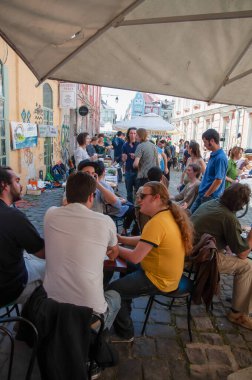 TIMISOARA, ROMANIA - 27 Nisan 2013: Şehir merkezinde düzenlenen serbest piyasa değişimine katılan insanlar