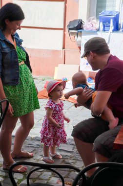 TIMISOARA, ROMANIA - 27 Nisan 2013: Şehir merkezinde düzenlenen serbest piyasa değişimine katılan insanlar