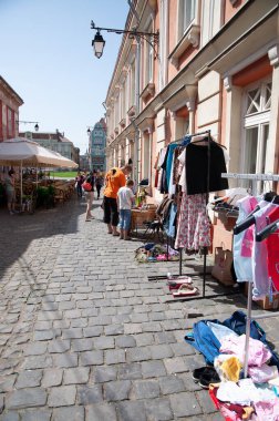 TIMISOARA, ROMANIA - 27 Nisan 2013: Şehir merkezinde düzenlenen serbest piyasa değişimine katılan insanlar