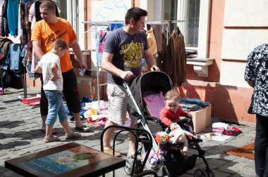 TIMISOARA, ROMANIA - 27 Nisan 2013: Şehir merkezinde düzenlenen serbest piyasa değişimine katılan insanlar