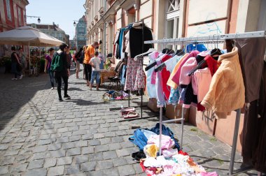 TIMISOARA, ROMANIA - 27 Nisan 2013: Şehir merkezinde düzenlenen serbest piyasa değişimine katılan insanlar