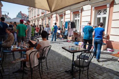 TIMISOARA, ROMANIA - 27 Nisan 2013: Şehir merkezinde düzenlenen serbest piyasa değişimine katılan insanlar