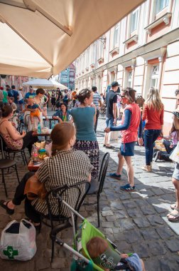 TIMISOARA, ROMANIA - 27 Nisan 2013: Şehir merkezinde düzenlenen serbest piyasa değişimine katılan insanlar