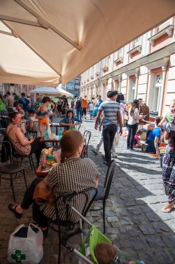 TIMISOARA, ROMANIA - 27 Nisan 2013: Şehir merkezinde düzenlenen serbest piyasa değişimine katılan insanlar