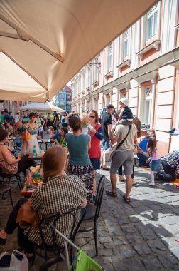 TIMISOARA, ROMANIA - 27 Nisan 2013: Şehir merkezinde düzenlenen serbest piyasa değişimine katılan insanlar