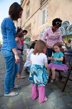 TIMISOARA, ROMANIA - 27 Nisan 2013: Şehir merkezinde düzenlenen serbest piyasa değişimine katılan insanlar