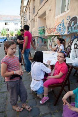 TIMISOARA, ROMANIA - 27 Nisan 2013: Şehir merkezinde düzenlenen serbest piyasa değişimine katılan insanlar