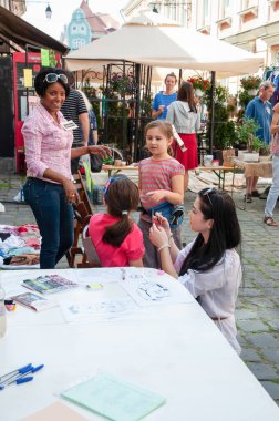 TIMISOARA, ROMANIA - 27 Nisan 2013: Şehir merkezinde düzenlenen serbest piyasa değişimine katılan insanlar