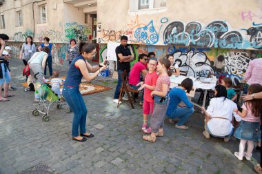 TIMISOARA, ROMANIA - 27 Nisan 2013: Şehir merkezinde düzenlenen serbest piyasa değişimine katılan insanlar