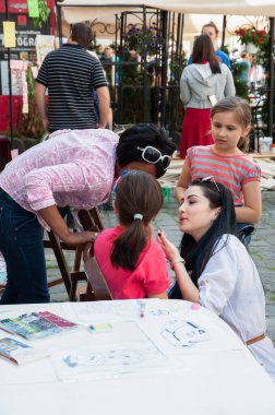 TIMISOARA, ROMANIA - 27 Nisan 2013: Şehir merkezinde düzenlenen serbest piyasa değişimine katılan insanlar