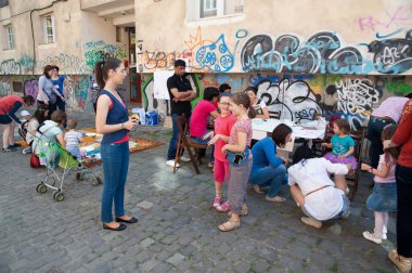 TIMISOARA, ROMANIA - 27 Nisan 2013: Şehir merkezinde düzenlenen serbest piyasa değişimine katılan insanlar