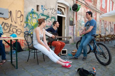 TIMISOARA, ROMANIA - 27 Nisan 2013: Şehir merkezinde düzenlenen serbest piyasa değişimine katılan insanlar