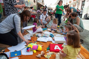 TIMISOARA, ROMANIA - 27 Nisan 2013: Şehir merkezinde düzenlenen serbest piyasa değişimine katılan insanlar