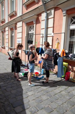 TIMISOARA, ROMANIA - 27 Nisan 2013: Şehir merkezinde düzenlenen serbest piyasa değişimine katılan insanlar