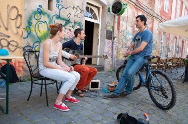 TIMISOARA, ROMANIA - 27 Nisan 2013: Şehir merkezinde düzenlenen serbest piyasa değişimine katılan insanlar