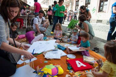 TIMISOARA, ROMANIA - 27 Nisan 2013: Şehir merkezinde düzenlenen serbest piyasa değişimine katılan insanlar