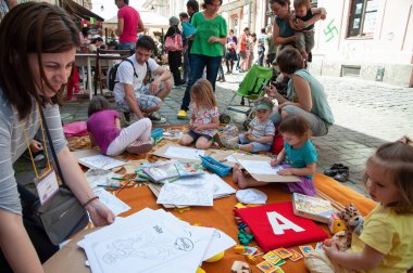 TIMISOARA, ROMANIA - 27 Nisan 2013: Şehir merkezinde düzenlenen serbest piyasa değişimine katılan insanlar