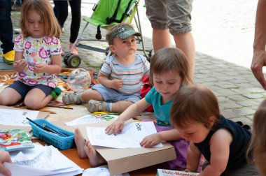 TIMISOARA, ROMANIA - 27 Nisan 2013: Şehir merkezinde düzenlenen serbest piyasa değişimine katılan insanlar