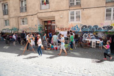 TIMISOARA, ROMANIA - 27 Nisan 2013: Şehir merkezinde düzenlenen serbest piyasa değişimine katılan insanlar