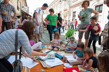 TIMISOARA, ROMANIA - 27 Nisan 2013: Şehir merkezinde düzenlenen serbest piyasa değişimine katılan insanlar