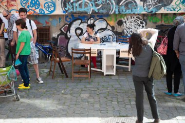 TIMISOARA, ROMANIA - 27 Nisan 2013: Şehir merkezinde düzenlenen serbest piyasa değişimine katılan insanlar