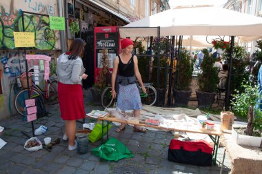 TIMISOARA, ROMANIA - 27 Nisan 2013: Şehir merkezinde düzenlenen serbest piyasa değişimine katılan insanlar