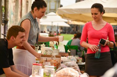 TIMISOARA, ROMANIA - 27 Nisan 2013: Şehir merkezinde düzenlenen serbest piyasa değişimine katılan insanlar