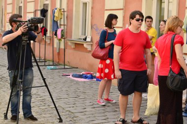 TIMISOARA, ROMANIA - 27 Nisan 2013: Şehir merkezinde düzenlenen serbest piyasa değişimine katılan insanlar