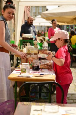 TIMISOARA, ROMANIA - 27 Nisan 2013: Şehir merkezinde düzenlenen serbest piyasa değişimine katılan insanlar
