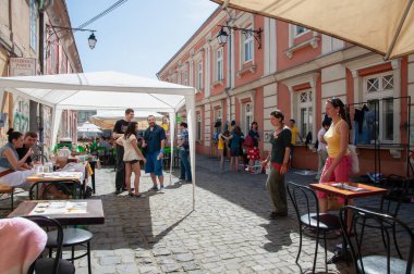 TIMISOARA, ROMANIA - 27 Nisan 2013: Şehir merkezinde düzenlenen serbest piyasa değişimine katılan insanlar
