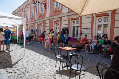 TIMISOARA, ROMANIA - 27 Nisan 2013: Şehir merkezinde düzenlenen serbest piyasa değişimine katılan insanlar