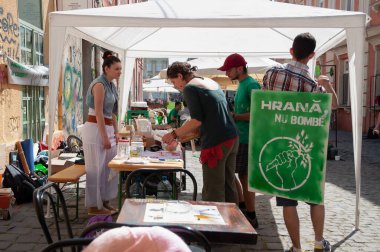 TIMISOARA, ROMANIA - 27 Nisan 2013: Şehir merkezinde düzenlenen serbest piyasa değişimine katılan insanlar