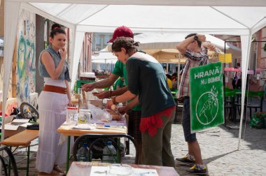 TIMISOARA, ROMANIA - 27 Nisan 2013: Şehir merkezinde düzenlenen serbest piyasa değişimine katılan insanlar