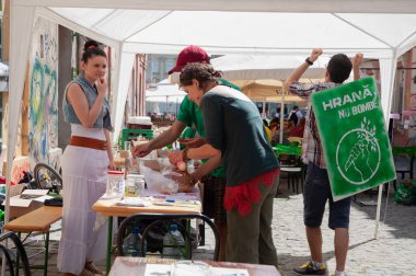 TIMISOARA, ROMANIA - 27 Nisan 2013: Şehir merkezinde düzenlenen serbest piyasa değişimine katılan insanlar