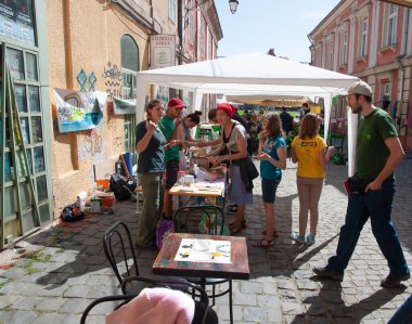 TIMISOARA, ROMANIA - 27 Nisan 2013: Şehir merkezinde düzenlenen serbest piyasa değişimine katılan insanlar