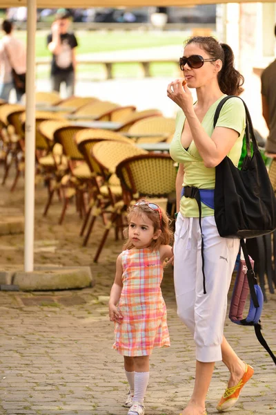 TIMISOARA, ROMANIA - 27 Nisan 2013: Şehir merkezinde düzenlenen serbest piyasa değişimine katılan insanlar