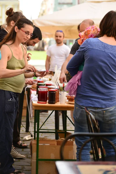TIMISOARA, ROMANIA - 27 Nisan 2013: Şehir merkezinde düzenlenen serbest piyasa değişimine katılan insanlar