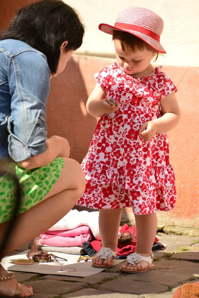 TIMISOARA, ROMANIA - 27 Nisan 2013: Şehir merkezinde düzenlenen serbest piyasa değişimine katılan insanlar