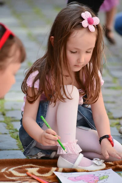 TIMISOARA, ROMANIA - 27 Nisan 2013: Şehir merkezinde düzenlenen serbest piyasa değişimine katılan insanlar