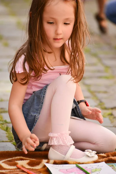 TIMISOARA, ROMANIA - 27 Nisan 2013: Şehir merkezinde düzenlenen serbest piyasa değişimine katılan insanlar