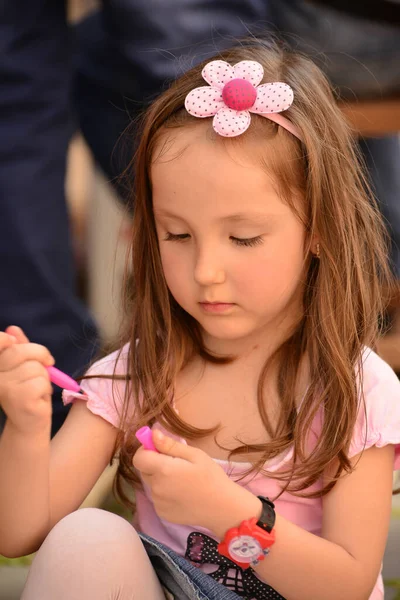 TIMISOARA, ROMANIA - 27 Nisan 2013: Şehir merkezinde düzenlenen serbest piyasa değişimine katılan insanlar