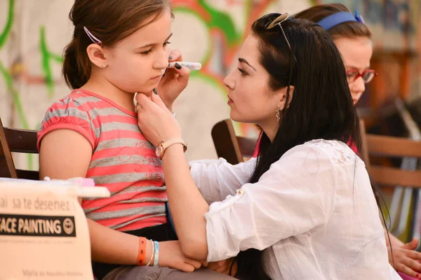 TIMISOARA, ROMANIA - 27 Nisan 2013: Şehir merkezinde düzenlenen serbest piyasa değişimine katılan insanlar