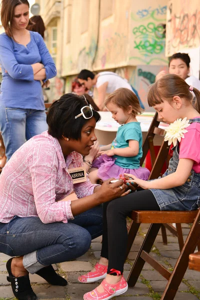 TIMISOARA, ROMANIA - 27 Nisan 2013: Şehir merkezinde düzenlenen serbest piyasa değişimine katılan insanlar