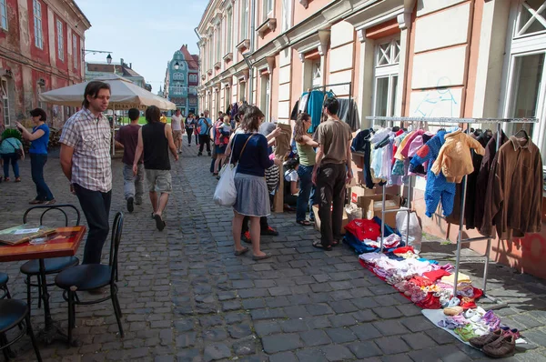 TIMISOARA, ROMANIA - 27 Nisan 2013: Şehir merkezinde düzenlenen serbest piyasa değişimine katılan insanlar