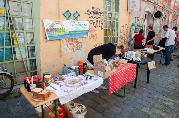 TIMISOARA, ROMANIA - 27 Nisan 2013: Şehir merkezinde düzenlenen serbest piyasa değişimine katılan insanlar