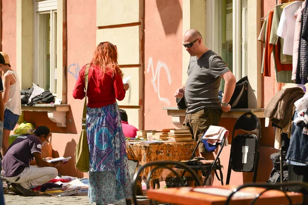 TIMISOARA, ROMANIA - 27 Nisan 2013: Şehir merkezinde düzenlenen serbest piyasa değişimine katılan insanlar